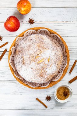 Elmalı Kek ve Elma Parçaları. Seçici odak.