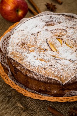 Elmalı Kek ve Elma Parçaları. Seçici odak.