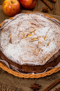 Elmalı Kek ve Elma Parçaları. Seçici odak.