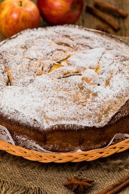 Elmalı Kek ve Elma Parçaları. Seçici odak.