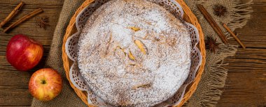 Elmalı Kek ve Elma Parçaları. Seçici odak.