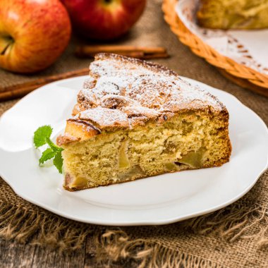 Elmalı Kek ve Elma Parçaları. Seçici odak.