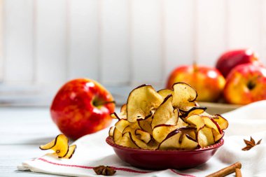 Elma cipsi. Fırında tarçınlı kırmızı elma cipsi. Seçici odak.