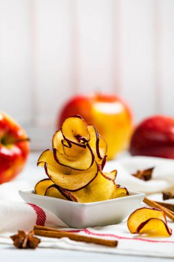 Elma cipsi. Fırında tarçınlı kırmızı elma cipsi. Seçici odak.