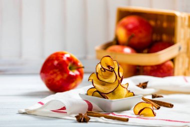 Elma cipsi. Fırında tarçınlı kırmızı elma cipsi. Seçici odak.