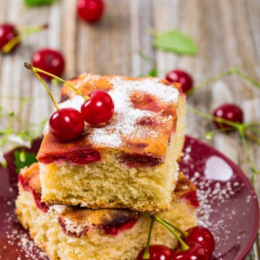 Yaz pudra şekeri ile Tart kiraz kek. Seçici odak.