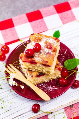 Yaz pudra şekeri ile Tart kiraz kek. Seçici odak.