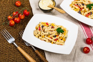 Peynirli Kızarmış Tavuk Alfredo Makarnası Floransa usulü ve Siyah Fasulye ve Mısır. Seçici odak.