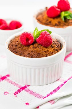 Mikrodalga Çikolatalı Kek. Porsiyon Kasesinde Anında Çikolatalı Pasta. Seçici odak.