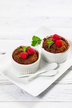 Mikrodalga Çikolatalı Kek. Porsiyon Kasesinde Anında Çikolatalı Pasta. Seçici odak.