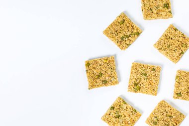 Tahta Arkaplanda Kabak Tohumları ile Çoklu Tahıl Gevreği Kareleri. Seçici odak.