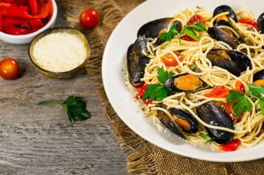 Midye ve domatesli deniz ürünleri spagettisi. İtalyan mutfağı. Seçici odak.