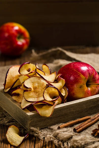 Chips Manzana Patatas Fritas Manzana Roja Canela Horno Enfoque Selectivo — Foto de Stock