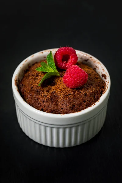 Çikolatalı Kek Kupası Siyah Arkaplanda Porsiyon Kâsesinde Anında Çikolatalı Pasta — Stok fotoğraf