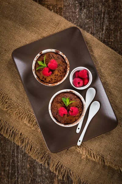 Mikrodalga Çikolatalı Kek Porsiyon Kasesinde Anında Çikolatalı Pasta Seçici Odak — Stok fotoğraf