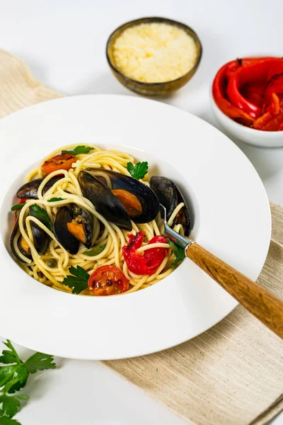 Fisk Och Skaldjur Pasta Spaghetti Med Musslor Och Tomater Italienskt — Stockfoto