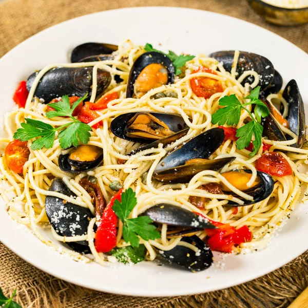 Fisk Och Skaldjur Pasta Spaghetti Med Musslor Och Tomater Italienskt — Stockfoto
