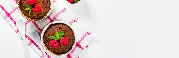 Mikrodalga Çikolatalı Kek Porsiyon Kasesinde Anında Çikolatalı Pasta Seçici Odak Telifsiz Stok Fotoğraflar