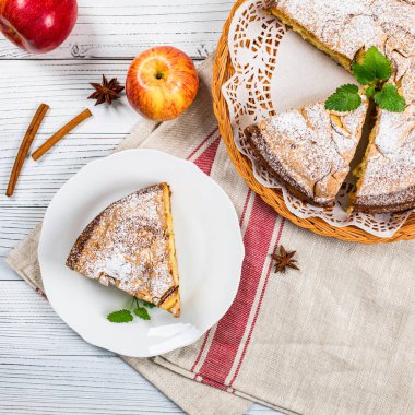 Elmalı tarçınlı kek ya da elmalı turta ve elma dilimi. Seçici odak.