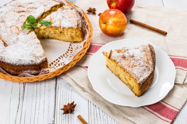 Elmalı tarçınlı kek ya da elmalı turta ve elma dilimi. Seçici odak.