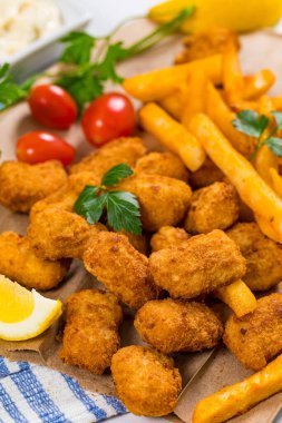 Çıtır Balık Atıştırmalık Isırır. Kızarmış Pollock Balık Parmakları ve Patates Kızartması Soslu Patates. Seçici odak.