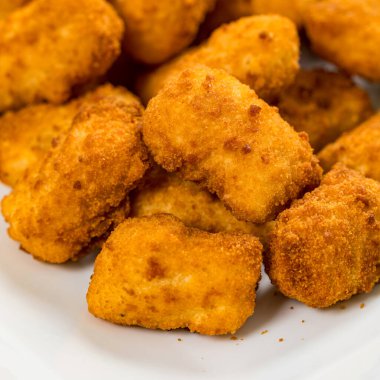 Çıtır Balık Atıştırmalık Isırır. Kızarmış Pollock Balık Parmakları ve Patates Kızartması Soslu Patates. Seçici odak.