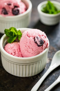 Vişneli Vanilyalı Dondurma veya Kirazlı Donmuş Yoğurt. Seçici odak.