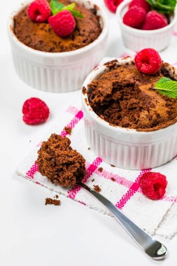 Mikrodalga Çikolatalı Kek. Porsiyon Kasesi 'nde çikolatalı kek. Seçici odak.