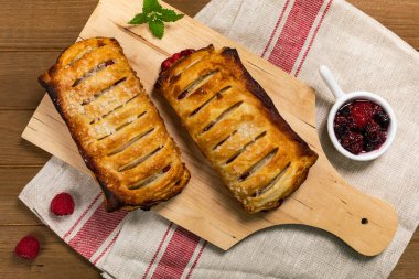 Tahta Arkaplan 'da Puff Pastalı Meyveli Strudel. Seçici odak.