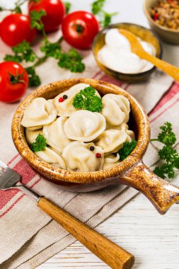 Biftek ve domuz etli börek - Rusça ve Ukrayna usulü Tahta Arkaplan 'da et pelmeni. Seçici odak.