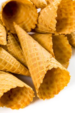 Boş gözleme konisi. Beyaz arka planda kremalı dondurma külahları. Koni şekilli hamur işi. Seçici odak.