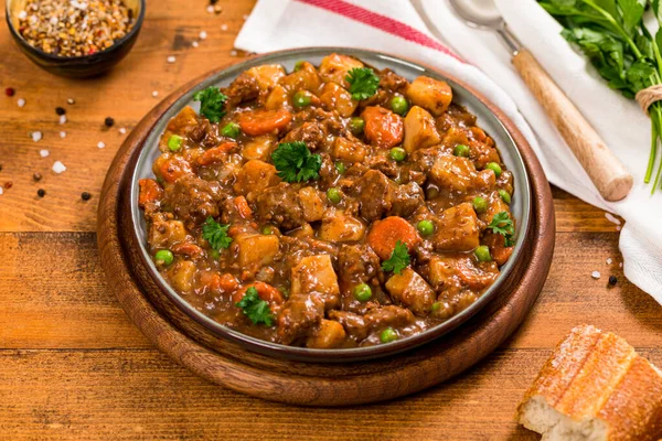 Carne Vită Curry Tocană Cartofi Morcovi Fundal Din Lemn Focalizare — Fotografie, imagine de stoc