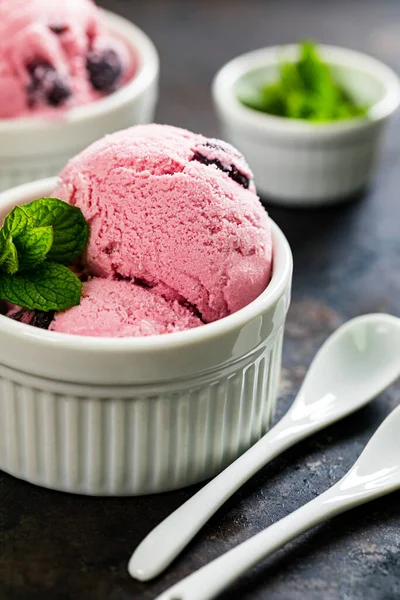 Vişneli Vanilyalı Dondurma Veya Kirazlı Donmuş Yoğurt Seçici Odak — Stok fotoğraf