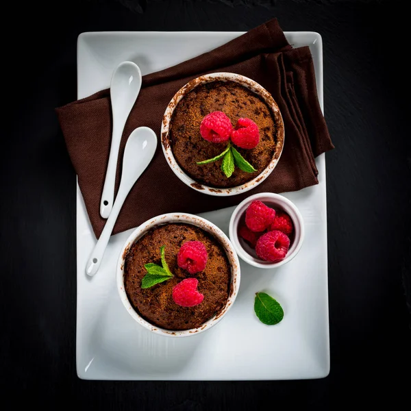 Mikrodalga Çikolatalı Kek Porsiyon Kasesi Nde Çikolatalı Kek Seçici Odak — Stok fotoğraf