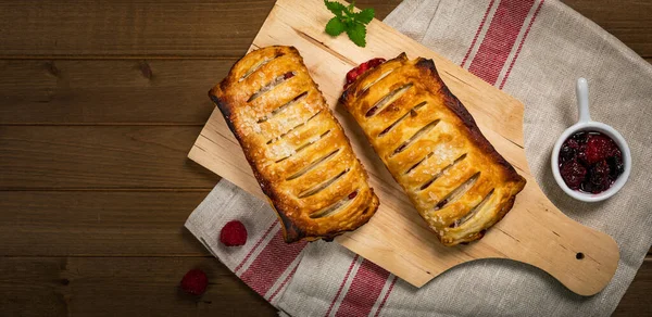 Pasta Sfoglia Frutta Berry Strudel Sfondo Legno Focus Selettivo — Foto Stock