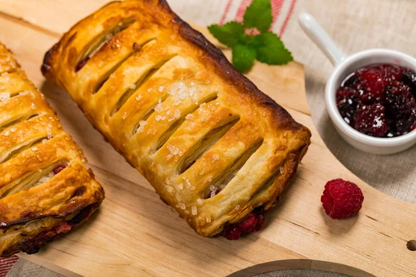 Puff Bakverk Frukt Bär Strudel Trä Bakgrund Selektiv Inriktning — Stockfoto