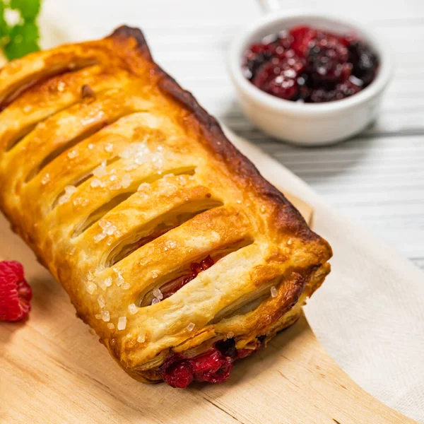 Puff Γλυκό Φρούτα Berry Strudel Λευκό Ξύλινο Φόντο Επιλεκτική Εστίαση — Φωτογραφία Αρχείου