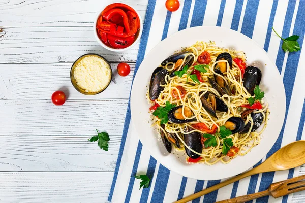 Seafood Pasta Spaghetti Mussels Tomatoes Italian Cuisine Selective Focus — Stock Photo, Image