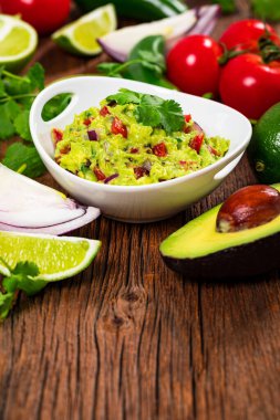 Avokado Guacamole Meksika Dip ile Avocado, Lime, Domates ve Cilantro. Seçici odak.