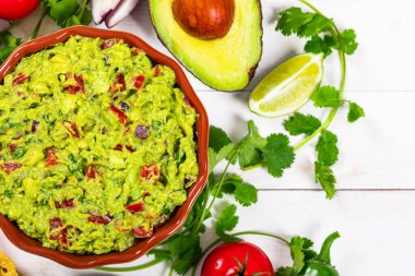 Avokado Guacamole Meksika Dip ile Avocado, Lime, Domates ve Cilantro. Seçici odak.