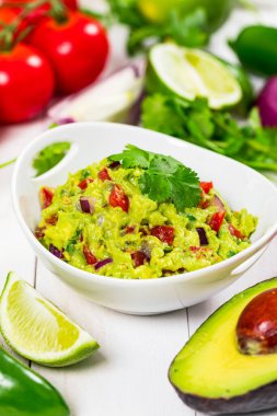 Avokado Guacamole Meksika Dip ile Avocado, Lime, Domates ve Cilantro. Seçici odak.