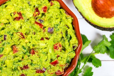 Avokado Guacamole Meksika Dip ile Avocado, Lime, Domates ve Cilantro. Seçici odak.