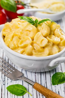 Mac ve Cheese tahta arka planda. Seçici odak.