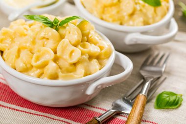 Mac ve Cheese tahta arka planda. Seçici odak.
