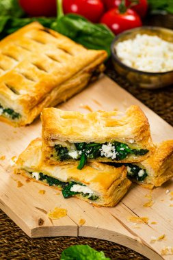 Ispanak ve Feta peynirli börek. Ispanak ve Ricotta peyniri ile doldurulmuş Puff Pastası. Seçici odak.
