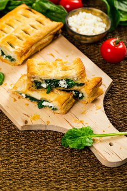 Ispanak ve Feta peynirli börek. Ispanak ve Ricotta peyniri ile doldurulmuş Puff Pastası. Seçici odak.