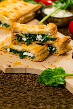 Ispanak ve Feta peynirli börek. Ispanak ve Ricotta peyniri ile doldurulmuş Puff Pastası. Seçici odak.