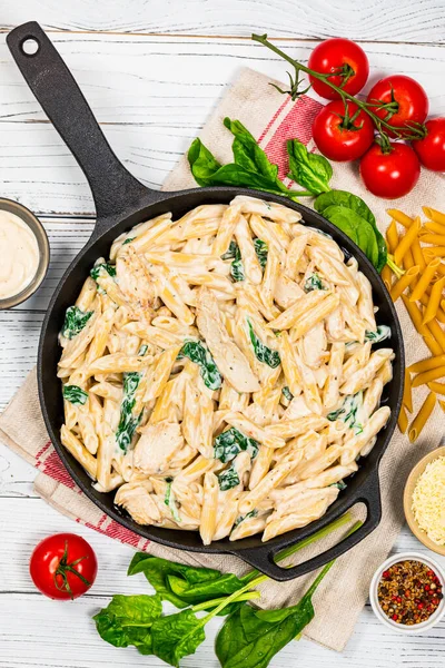 Pollo Alfredo Con Spinaci Sfondo Legno Focus Selettivo — Foto Stock