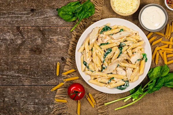 Pollo Alfredo Con Espinacas Sobre Fondo Madera Enfoque Selectivo —  Fotos de Stock