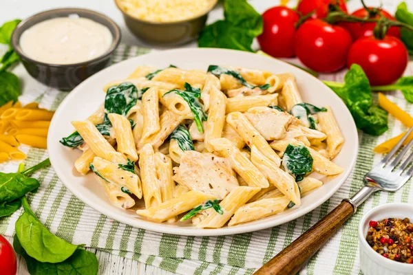 Pollo Alfredo Con Spinaci Sfondo Legno Focus Selettivo — Foto Stock